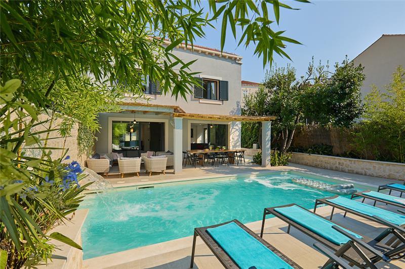 Sea-view villa in Dubrovnik City, photograph 1