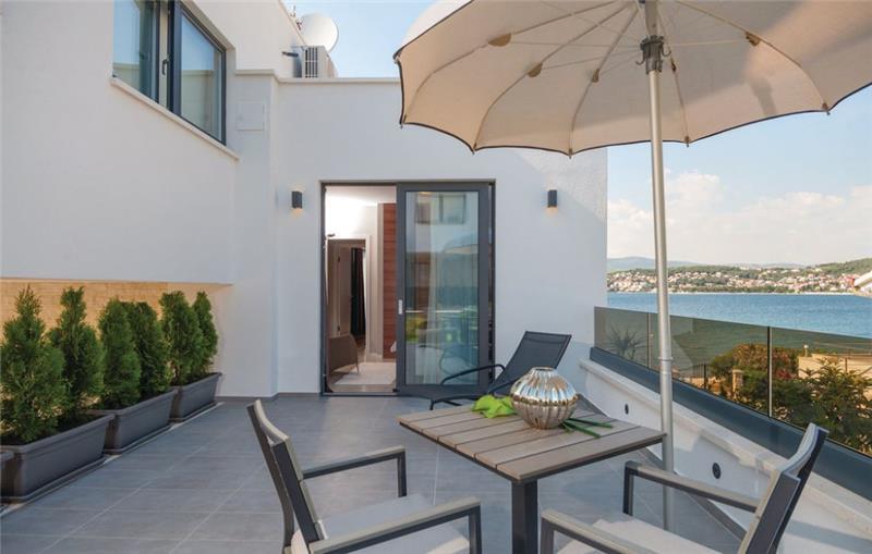 Beachfront villa in Ciovo, photograph 2