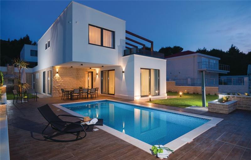 Beachfront villa in Ciovo, photograph 1