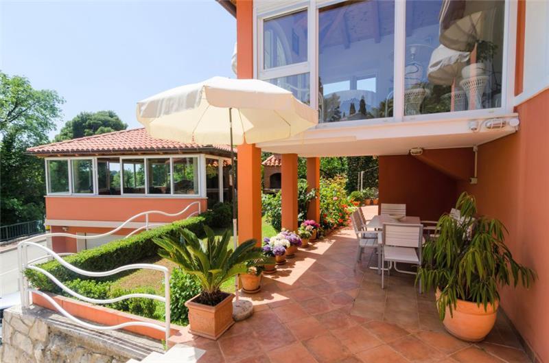 Beachfront villa in Mlini, photograph 3