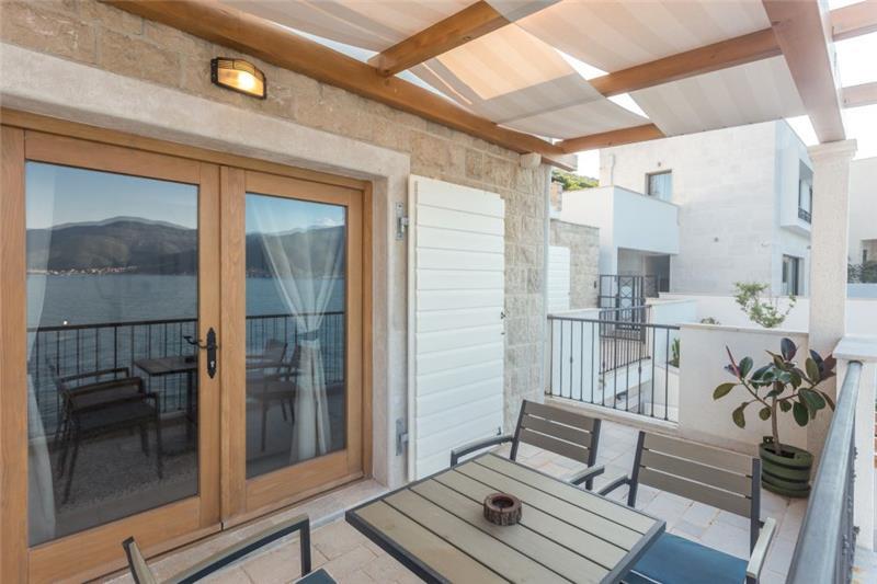 Beachfront villa in Krasici, photograph 11