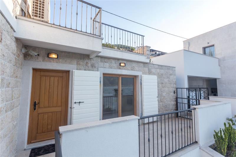 Beachfront villa in Krasici, photograph 12