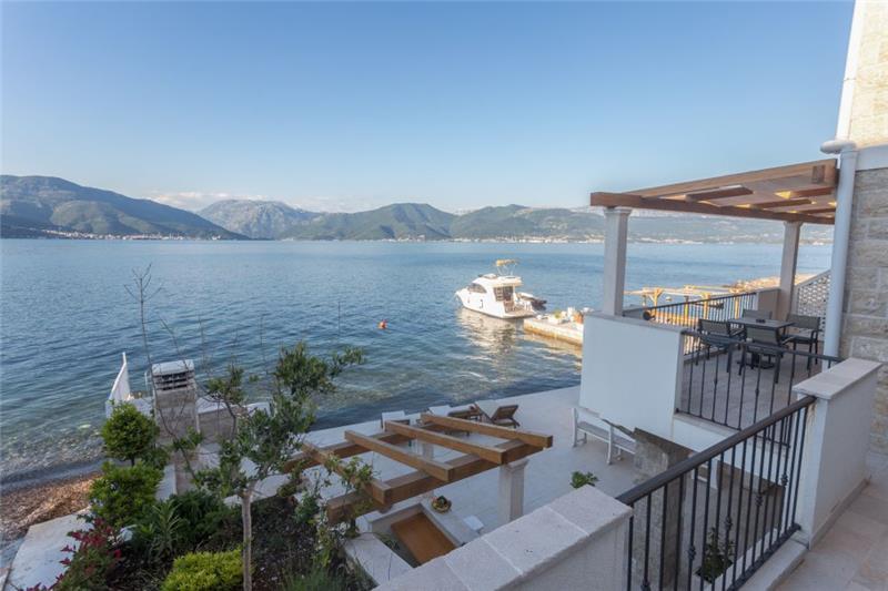 Beachfront villa in Krasici, photograph 6