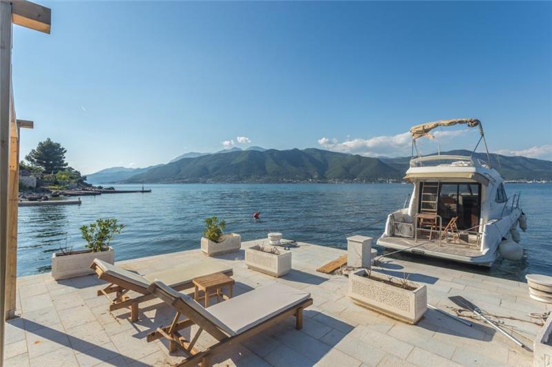 Beachfront villa in Krasici, photograph 1