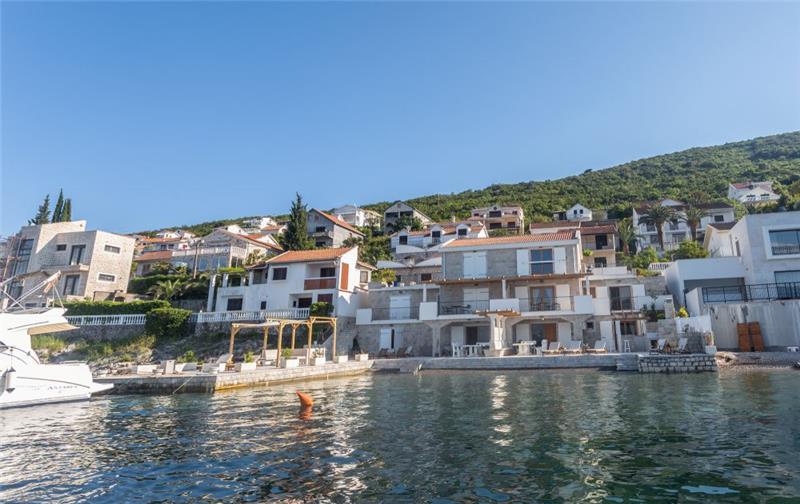 Beachfront villa in Krasici, photograph 2
