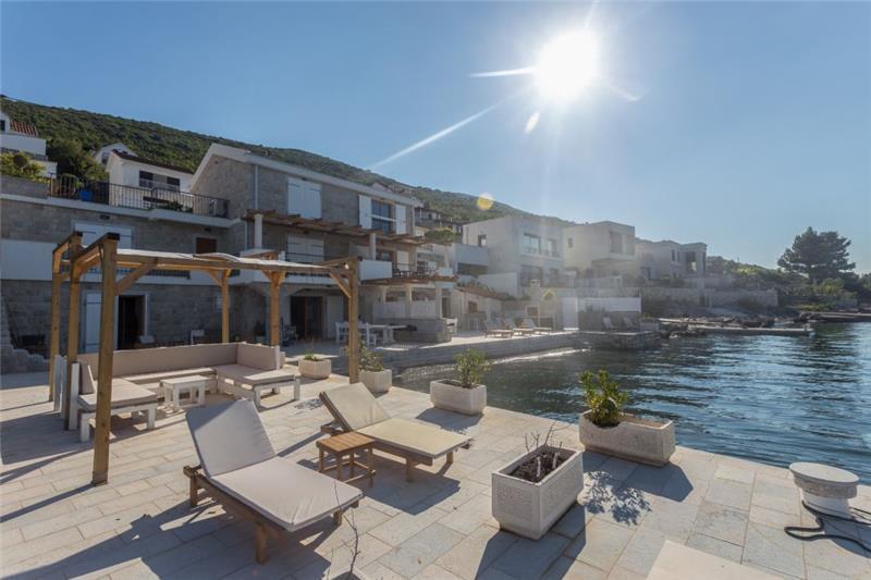 Beachfront villa in Krasici, photograph 3