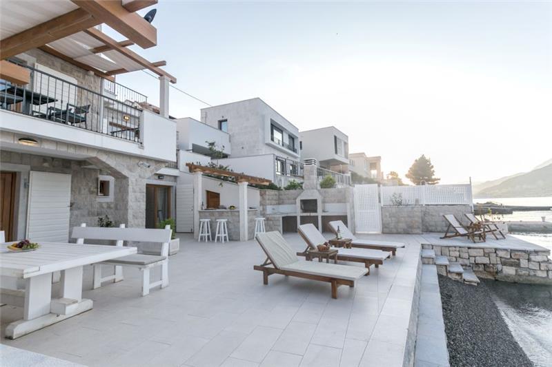 Beachfront villa in Krasici, photograph 4