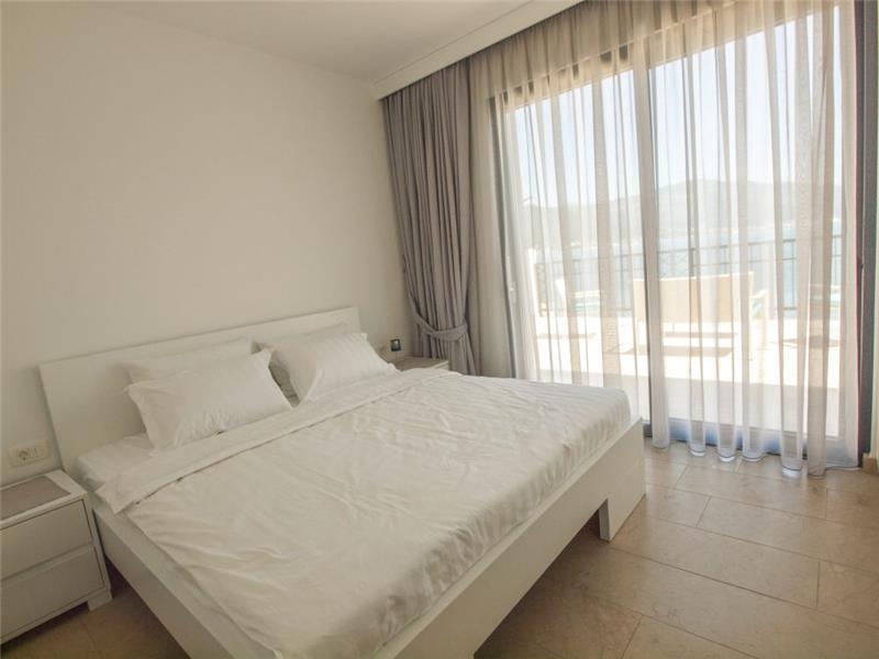 Beachfront villa in Krasici, photograph 9