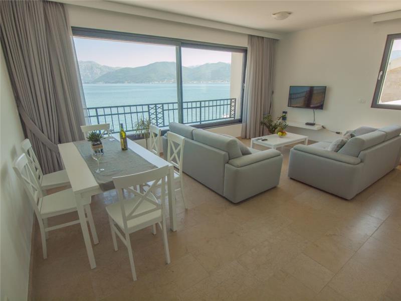 Beachfront villa in Krasici, photograph 4