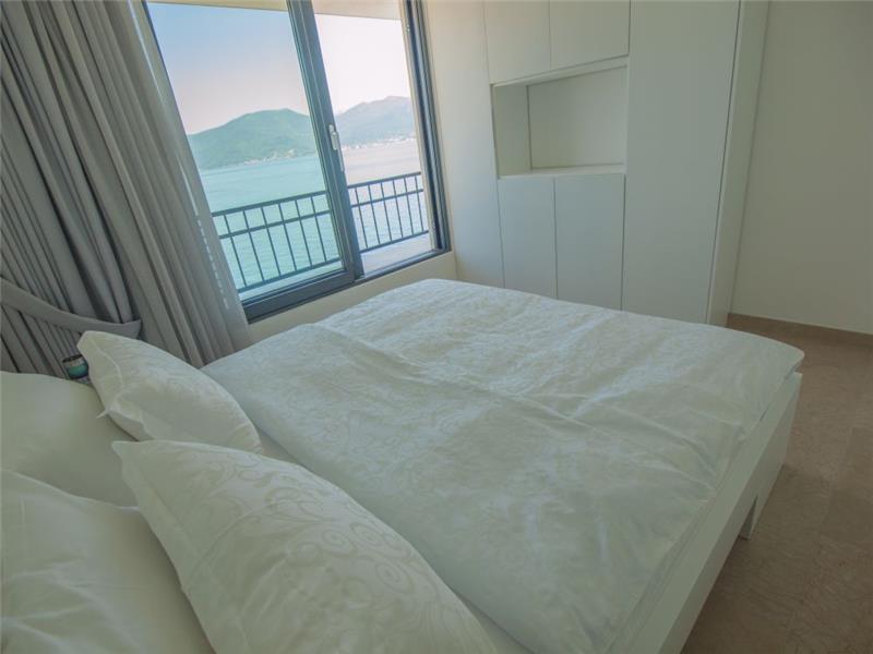 Beachfront villa in Krasici, photograph 12