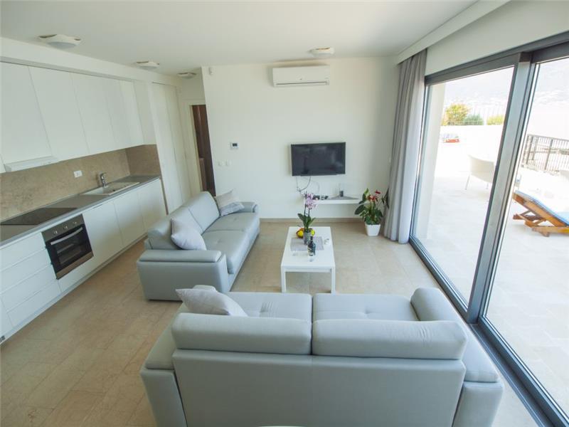 Beachfront villa in Krasici, photograph 7