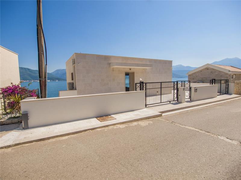 Beachfront villa in Krasici, photograph 18