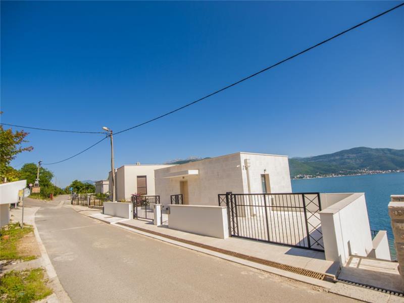 Beachfront villa in Krasici, photograph 17