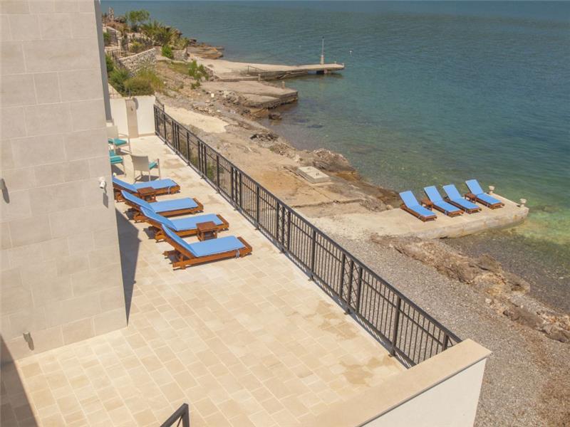 Beachfront villa in Krasici, photograph 2