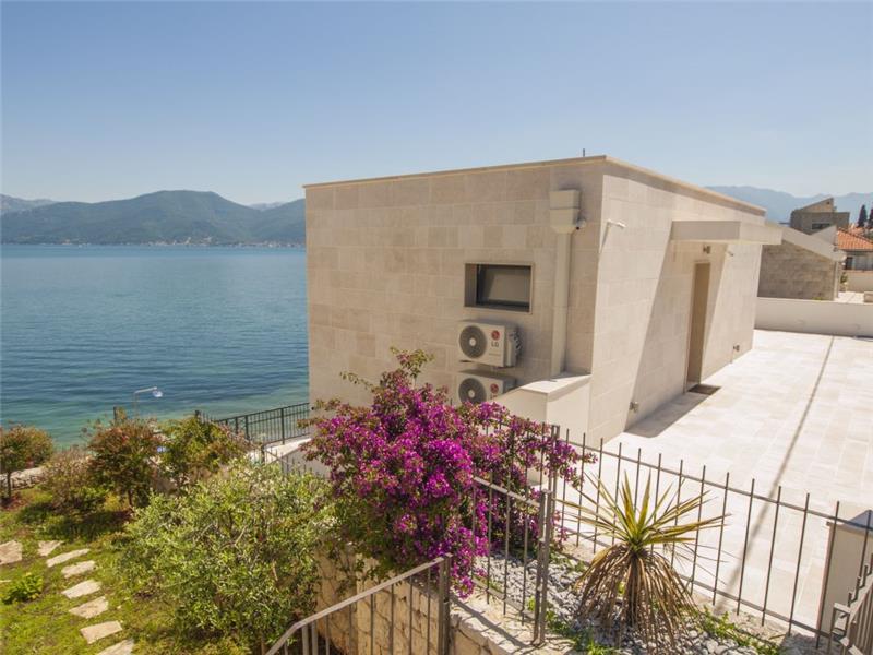 Beachfront villa in Krasici, photograph 16
