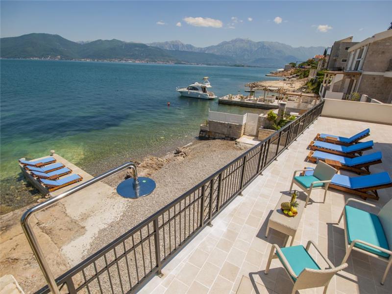 Beachfront villa in Krasici, photograph 1
