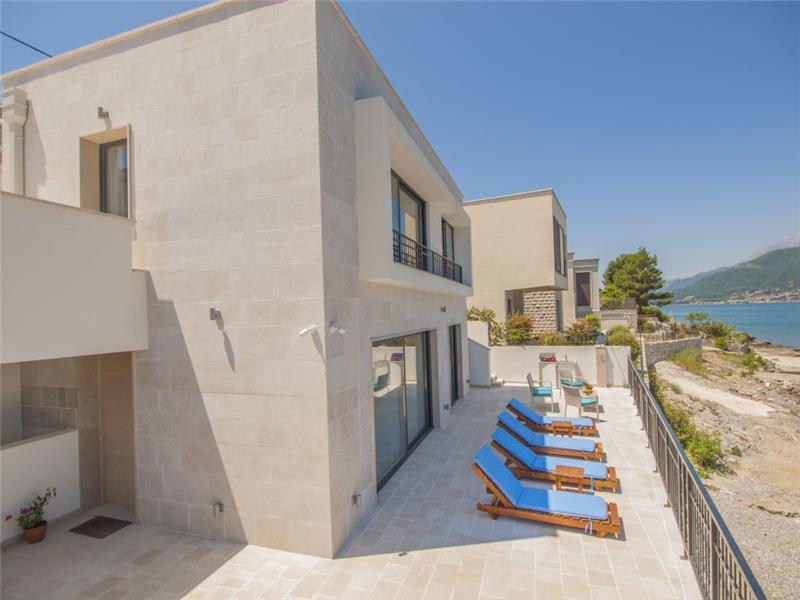 Beachfront villa in Krasici, photograph 3