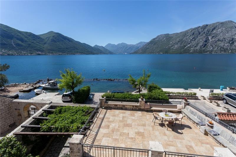 Beachfront villa in Perast, photograph 4