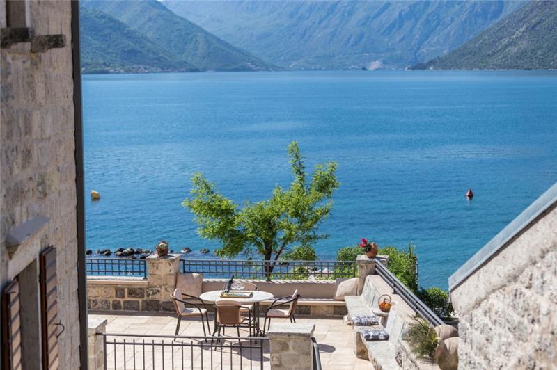 Beachfront villa in Perast, photograph 3