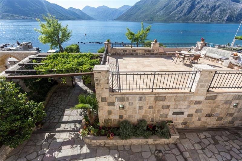Beachfront villa in Perast, photograph 7