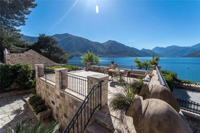 Beachfront villa in Perast, photograph 6