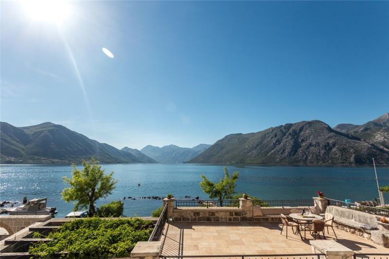 Beachfront villa in Perast, photograph 2