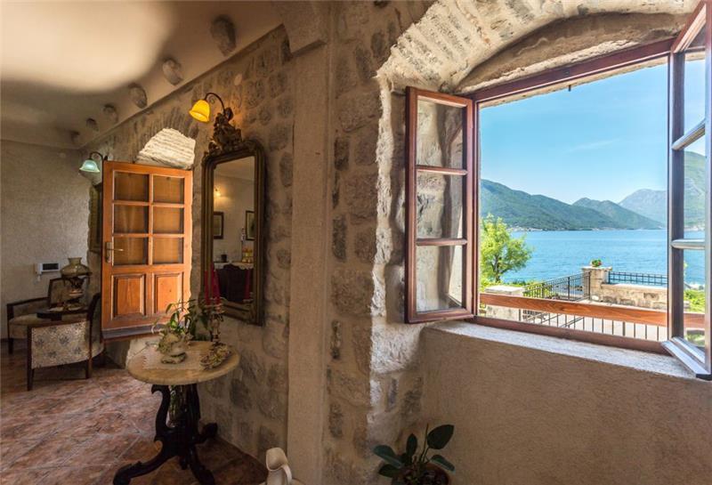 Beachfront villa in Perast, photograph 10