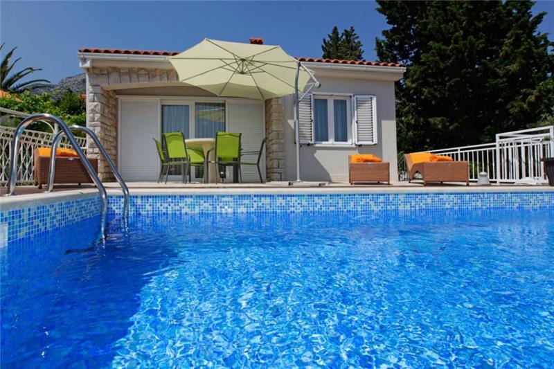 Villa in Bol, photograph 1