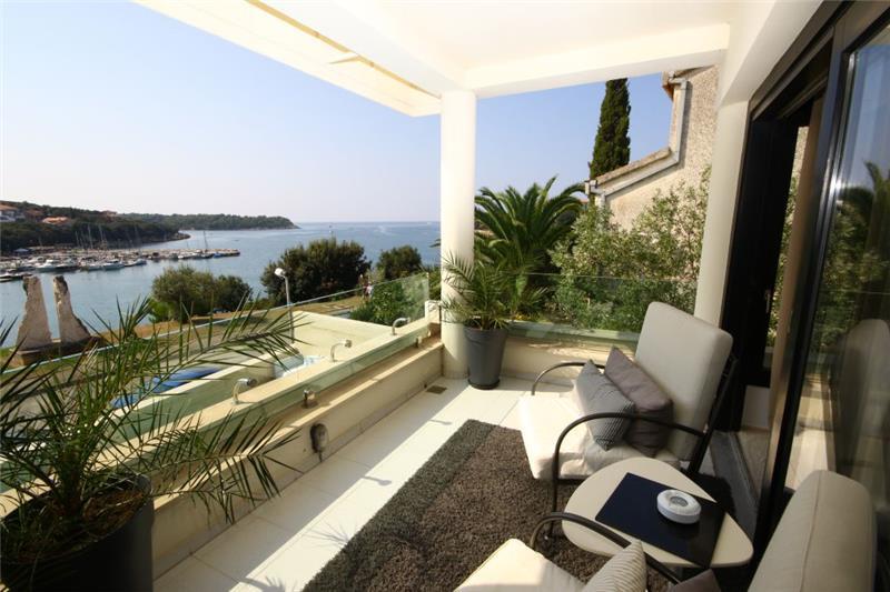 Beachfront villa in Pula, photograph 6