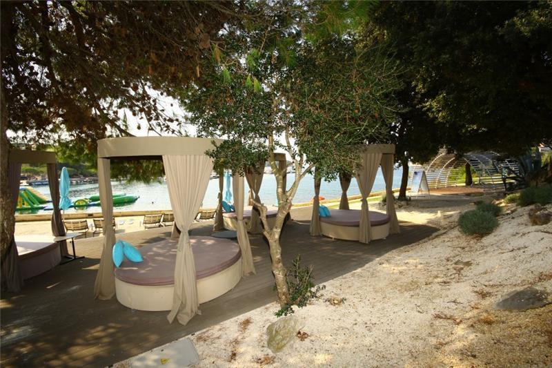 Beachfront villa in Pula, photograph 32