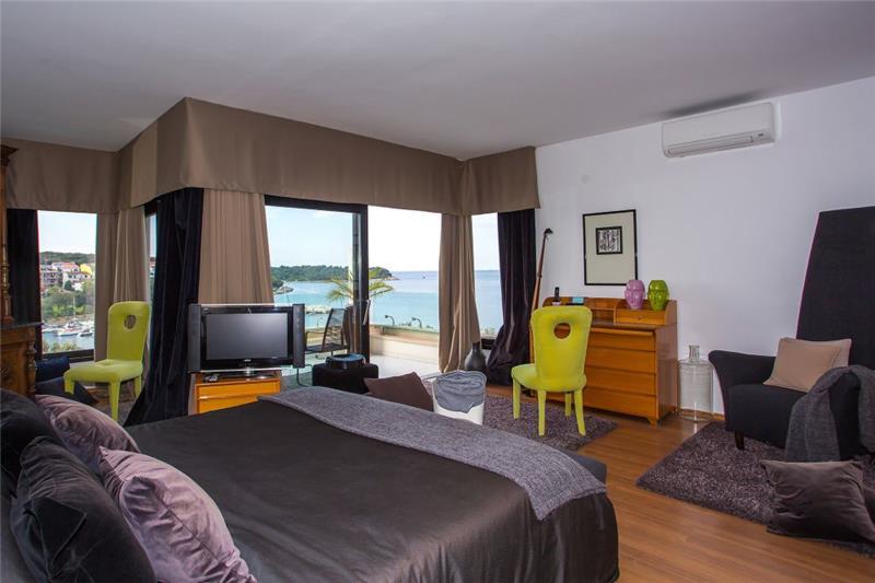 Beachfront villa in Pula, photograph 13
