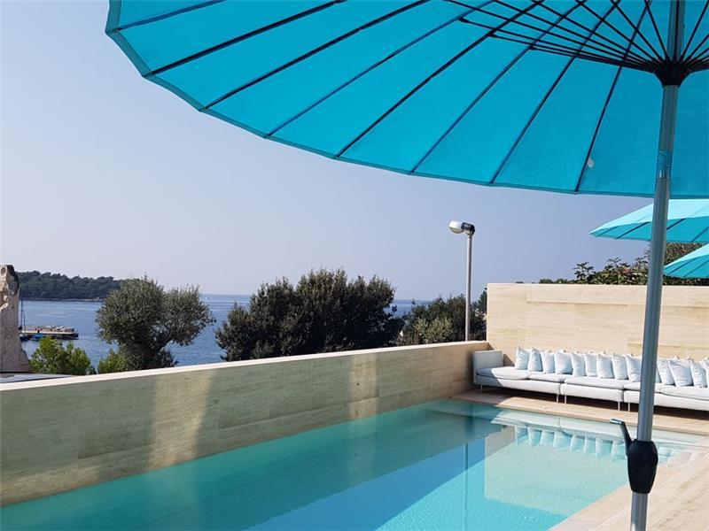 Beachfront villa in Pula, photograph 36