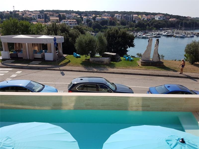 Beachfront villa in Pula, photograph 38