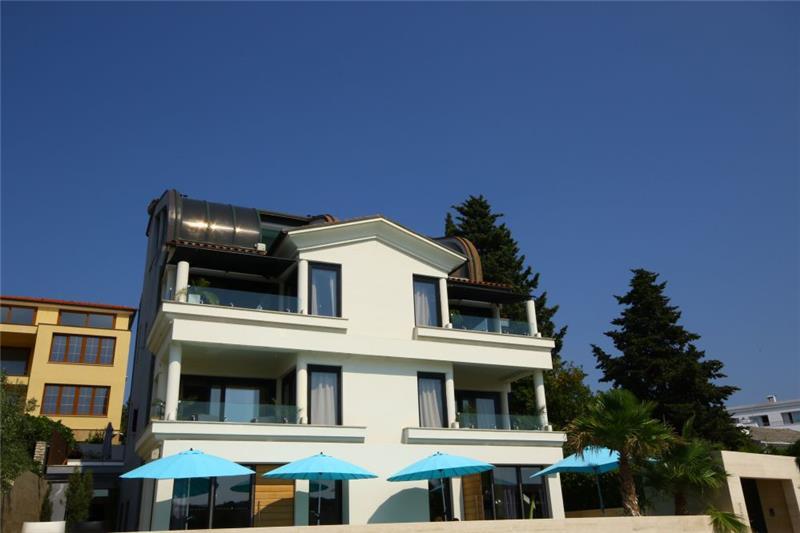 Beachfront villa in Pula, photograph 10