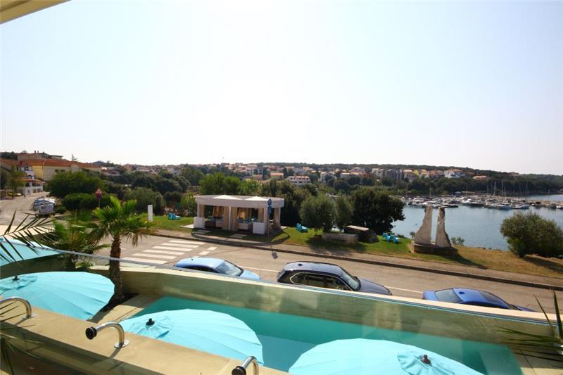 Beachfront villa in Pula, photograph 37