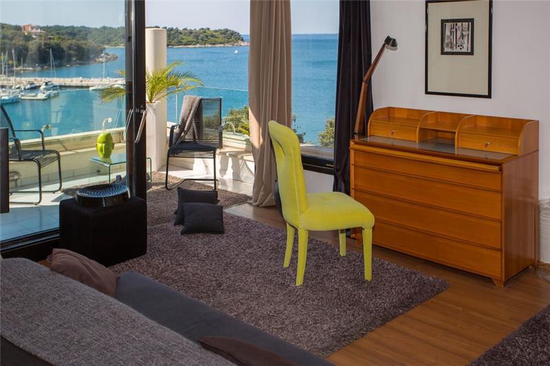 Beachfront villa in Pula, photograph 12