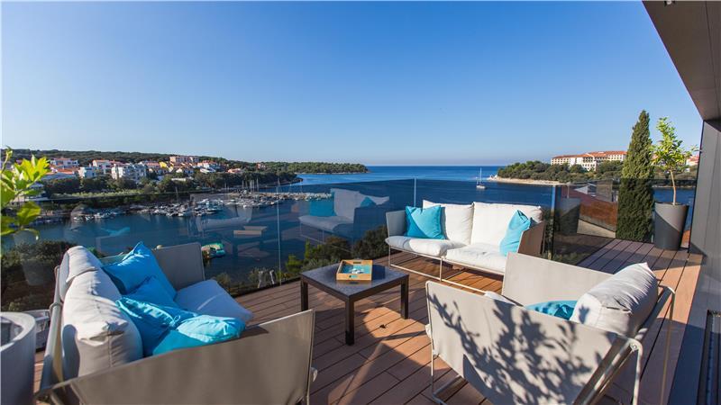 Beachfront villa in Pula, photograph 1