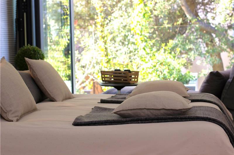 11 Bedroom Villa with Outdoor Pool and Indoor Penthouse Pool near Pula, sleeps 22-26