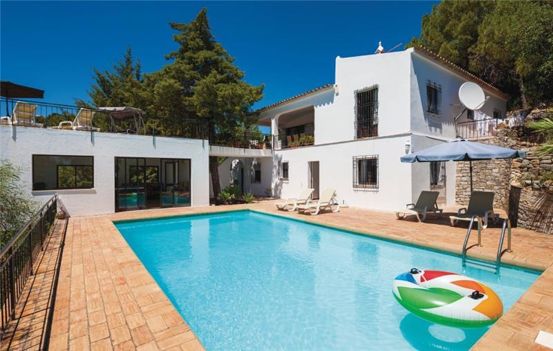 Villa in Santa Barbara de Nexe, photograph 1