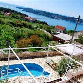 2 Bedroom Apartment with Shared Pool nr Dubrovnik, Sleeps 4