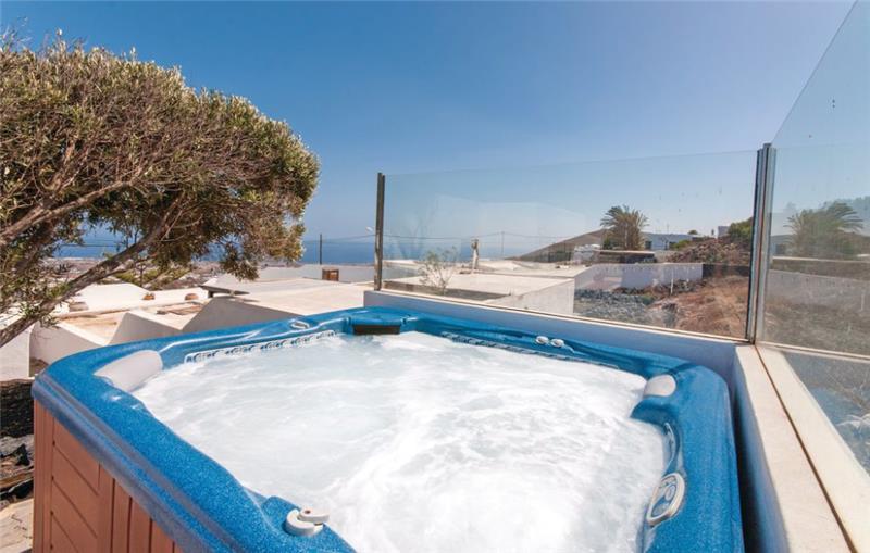 Sea-view villa in Lanzarote, photograph 4