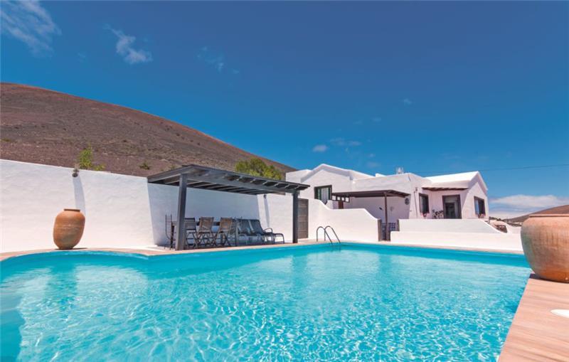 Sea-view villa in Lanzarote, photograph 1