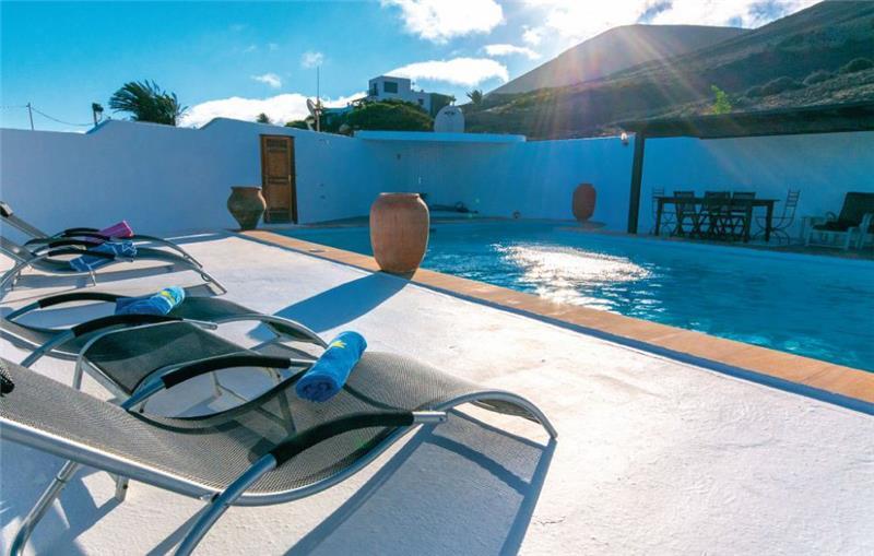 Sea-view villa in Lanzarote, photograph 2
