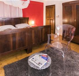 4 Bedroom Luxury Villa Retreat with Heated Infinity Pool near Buje, Sleeps 8-10