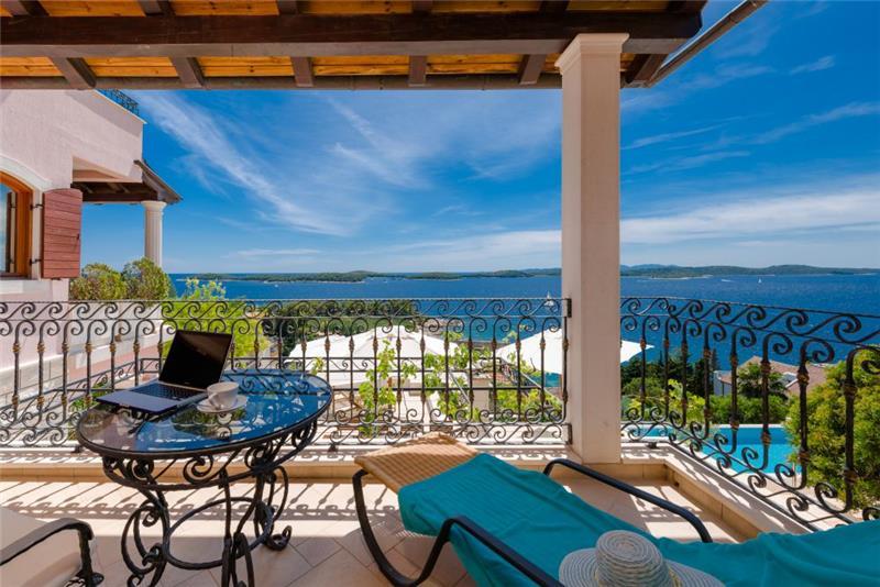 Sea-view villa in Hvar Town, photograph 6