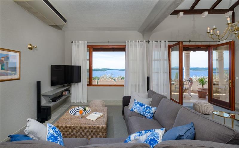 Sea-view villa in Hvar Town, photograph 13