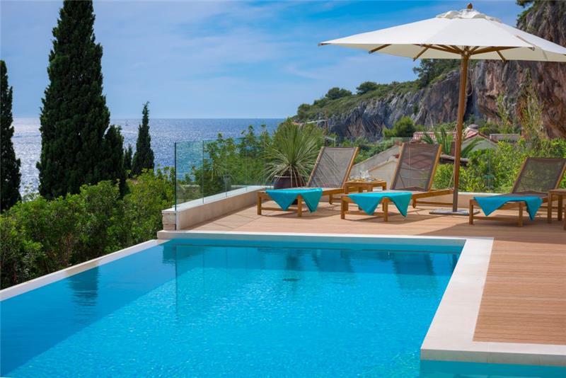 Sea-view villa in Hvar Town, photograph 1