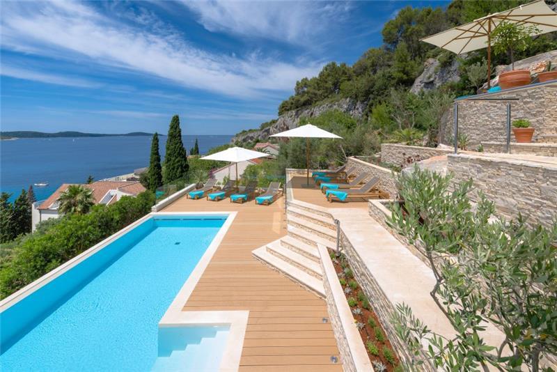 Sea-view villa in Hvar Town, photograph 2