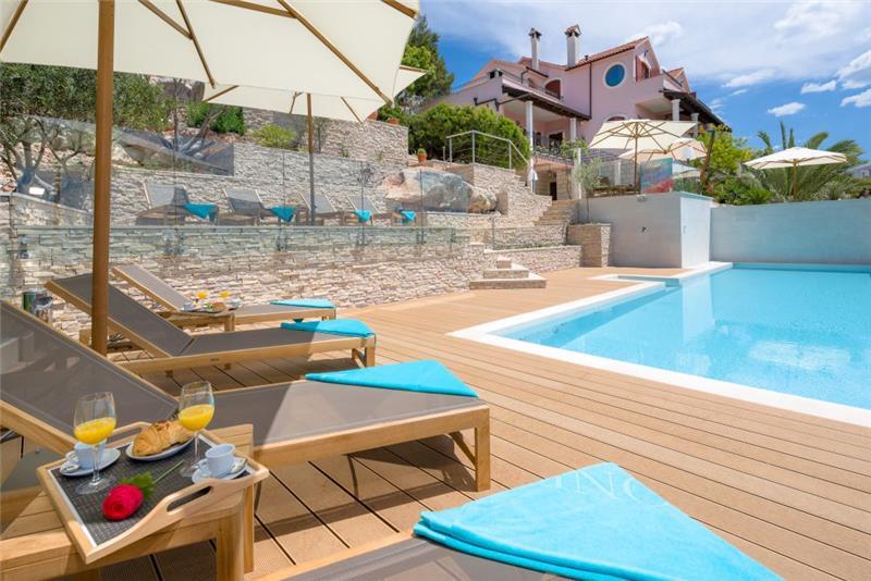 Sea-view villa in Hvar Town, photograph 3