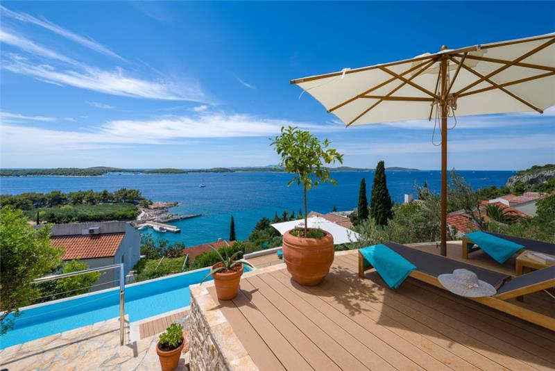 Sea-view villa in Hvar Town, photograph 4